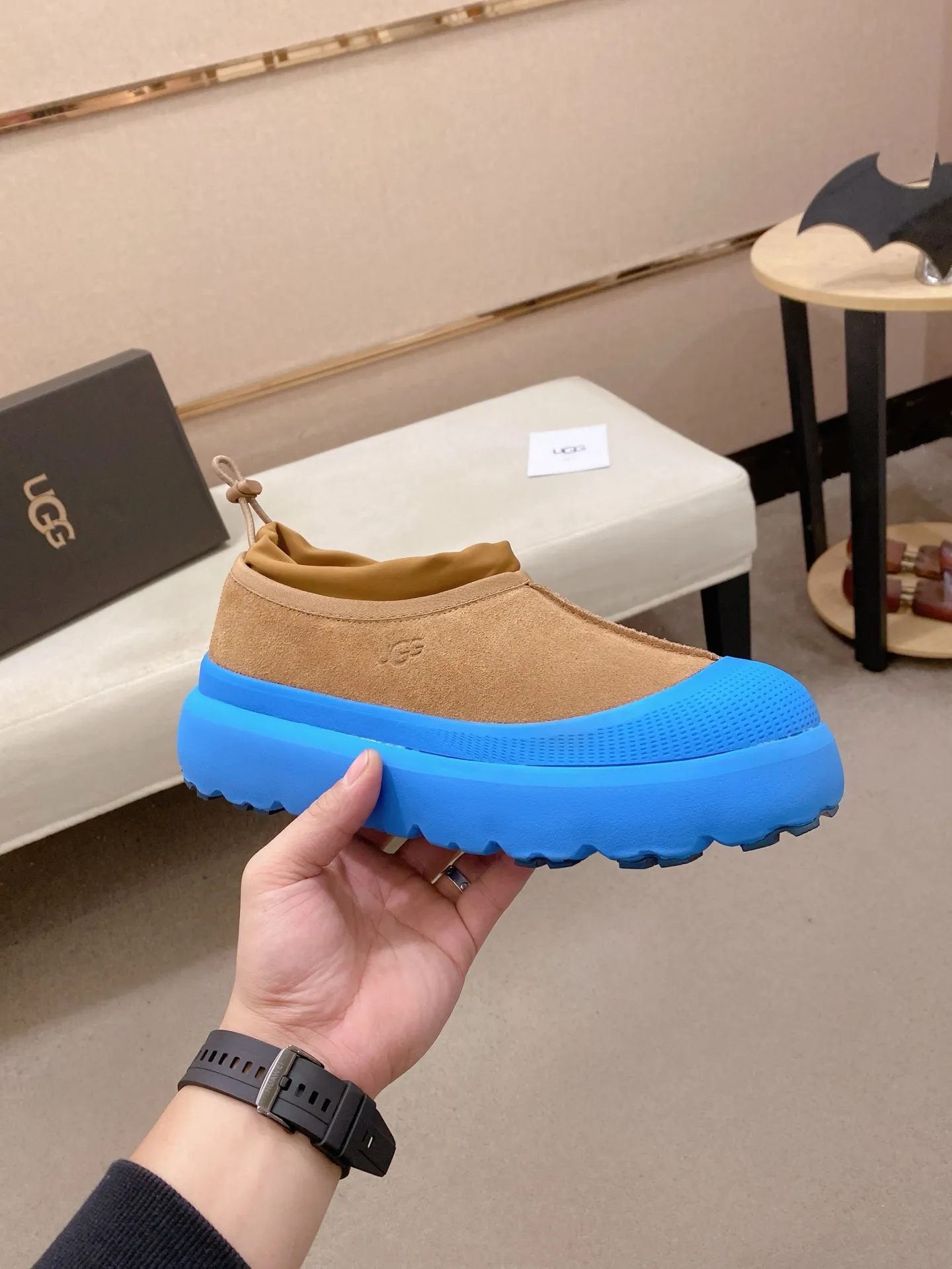 Factory price: 480💰Couple model💏 Same style as Wang Yibo, North American men's shoes Ugg ☃️In the special sale of new high-quality men's shoes snow boots in autumn and winter, the nemesis of extreme cold weather! Made of cowhide leather, merino wool lining, and original outsole, whether driving, outdoor or daily wear, there is always one that suits you! Male and female size: 35-46.